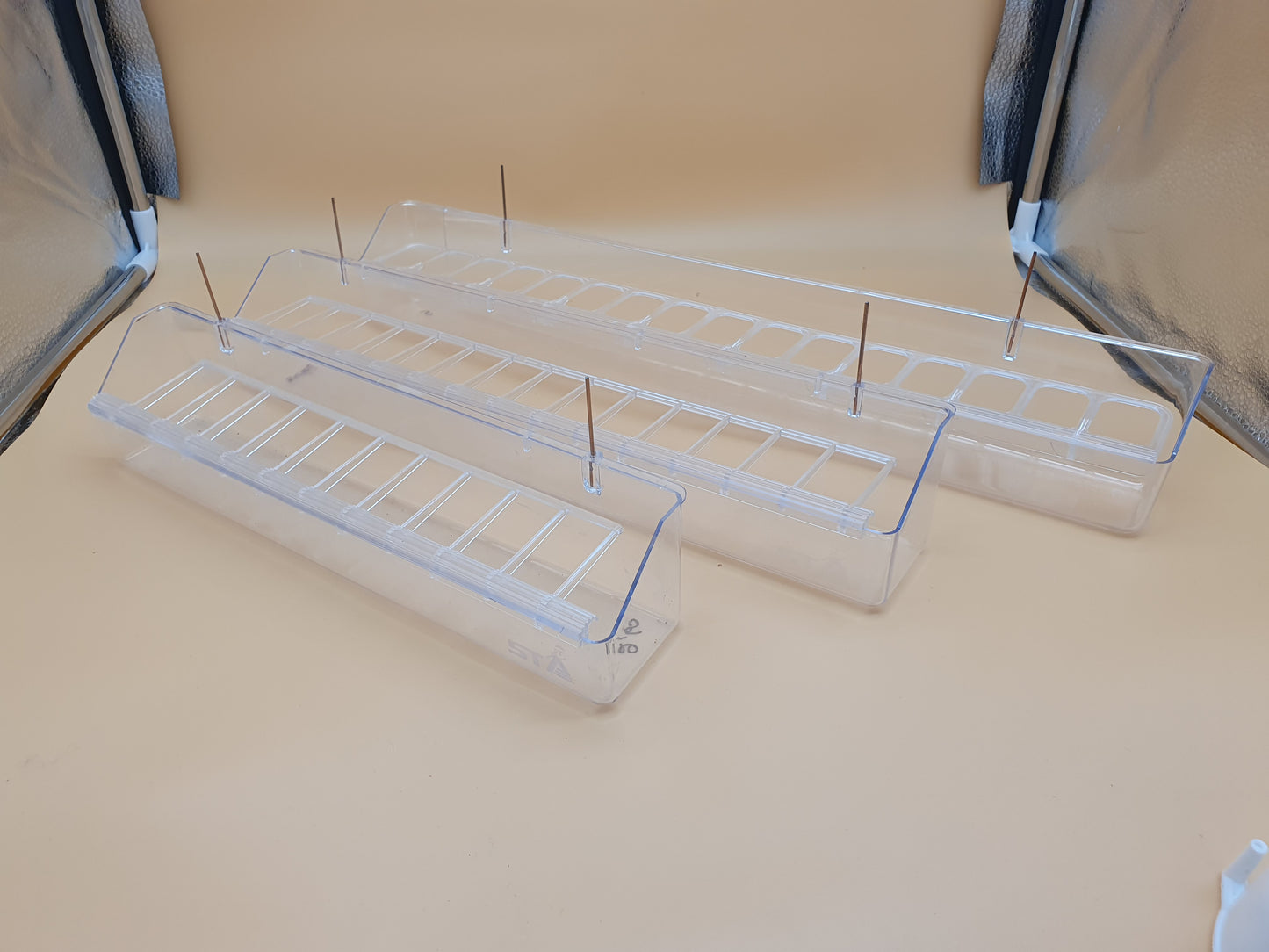 Lange voerbak met haken transparant