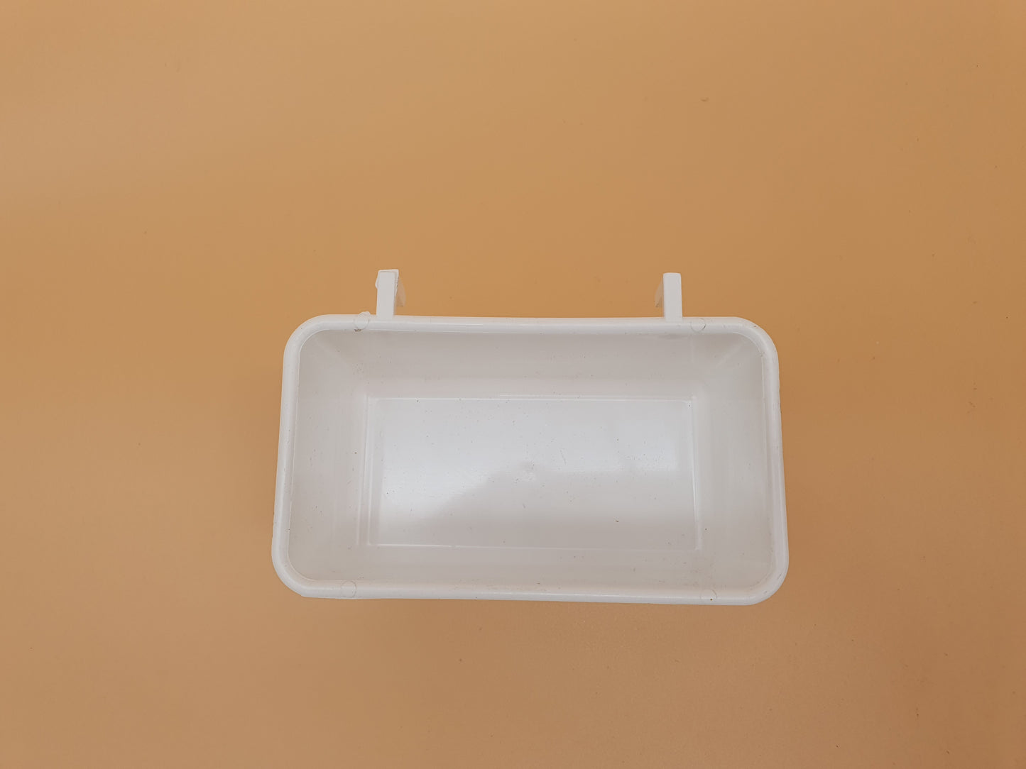 Plastic Voerbakje met haakjes 9x5x4,4cm