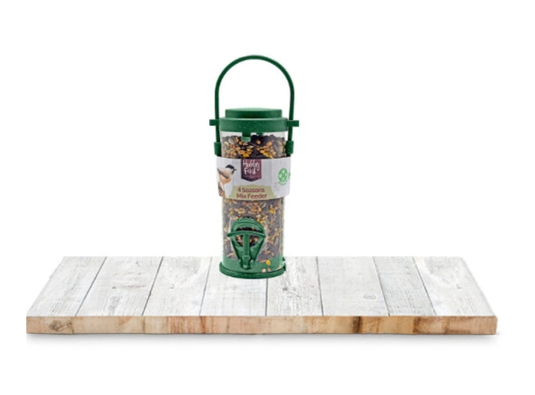 Gerecycleerde voedersilo gevuld met een 4 seizoenenmengeling