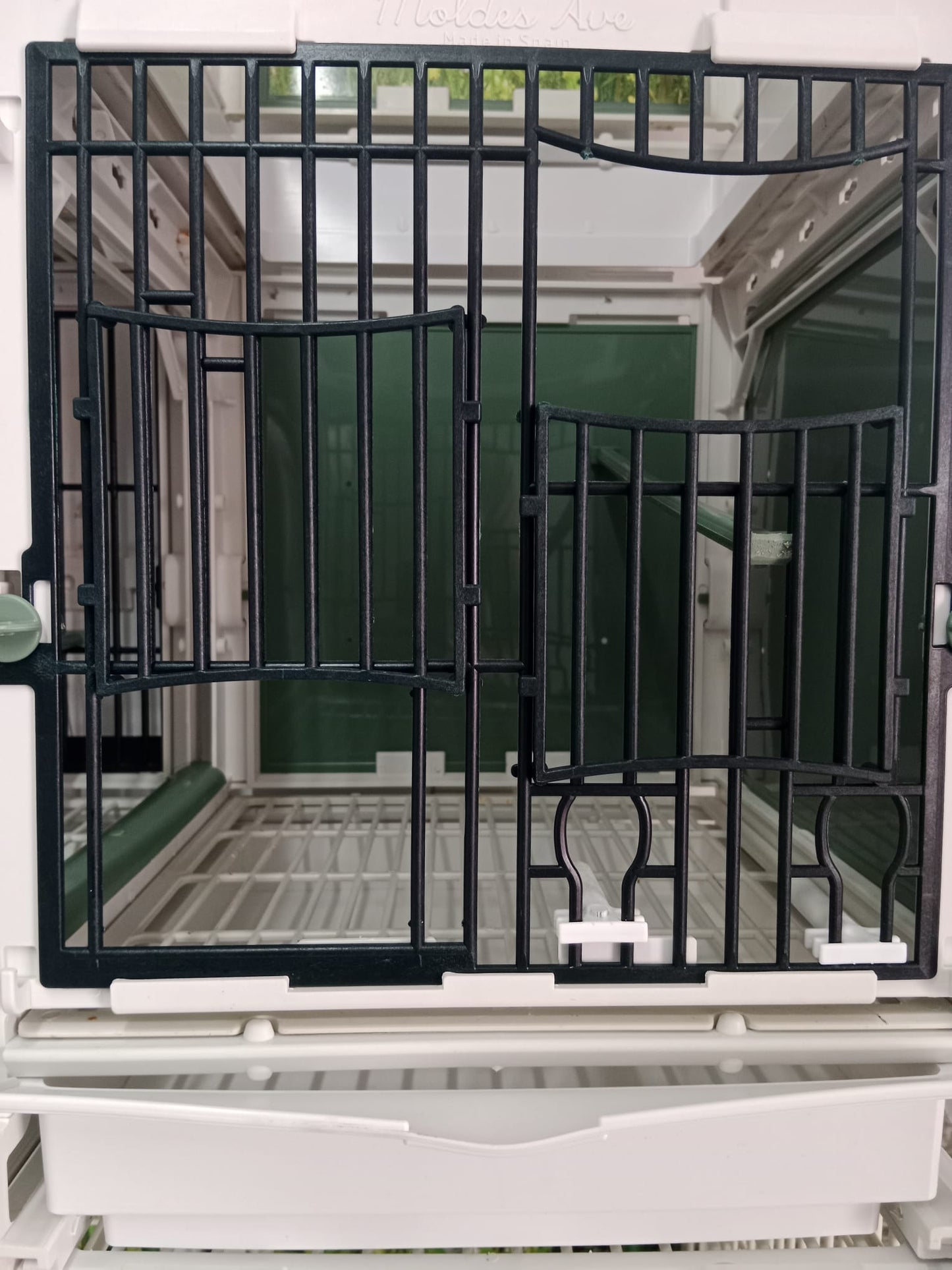 Frontale MA-kooi met dubbele deur en voerbakken